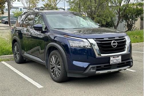 2022 Nissan Pathfinder SL