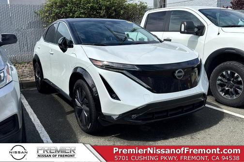 2 Tone White / Black Roof 2023 Nissan ARIYA ENGAGE