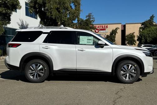 2025 Nissan Pathfinder SL