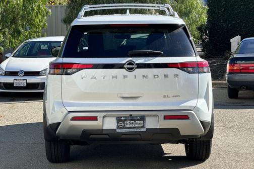 2025 Nissan Pathfinder SL