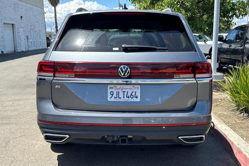 Platinum Gray Metallic 2024 Volkswagen Atlas 2.0T SE w/Technology