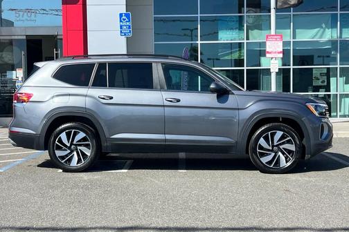 Platinum Gray Metallic 2024 Volkswagen Atlas 2.0T SE w/Technology