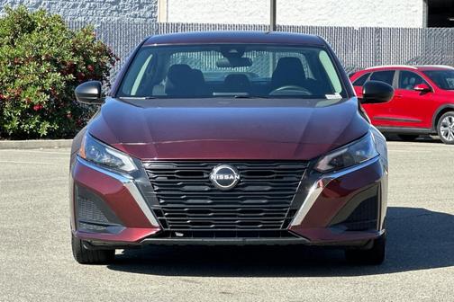 Garnet Pearl Me 2024 Nissan Altima 2.5 SV