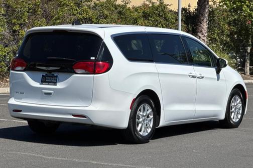 2023 Chrysler Voyager LX