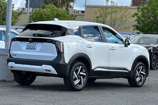 Aspen White Tri 2025 Nissan Kicks SV