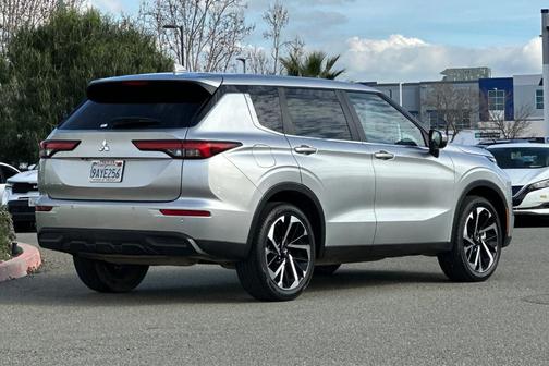 2022 Mitsubishi Outlander ES