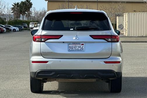 2022 Mitsubishi Outlander ES