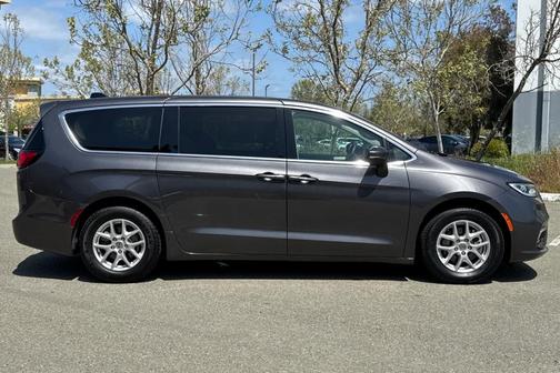 2023 Chrysler Pacifica Touring-L