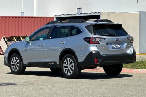 Ice Silver Metallic 2022 Subaru Outback Premium
