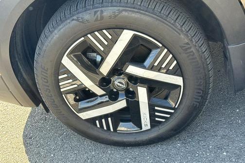 Canyon Bronze M 2025 Nissan Kicks SV