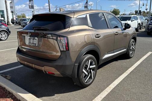 Canyon Bronze M 2025 Nissan Kicks SV