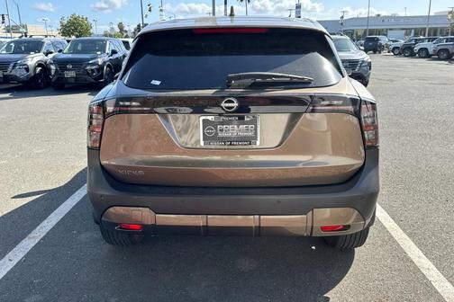 Canyon Bronze M 2025 Nissan Kicks SV