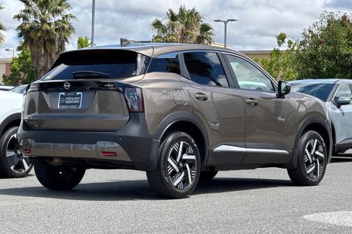 Canyon Bronze M 2025 Nissan Kicks SV