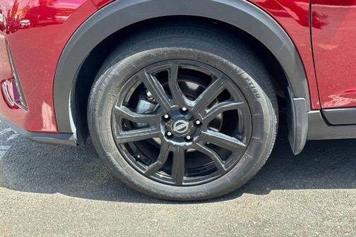 2tredblkroof 2024 Nissan Kicks SR