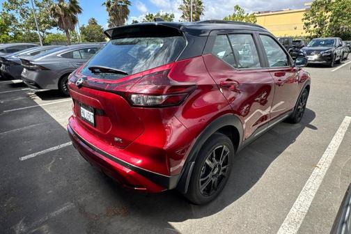 2tredblkroof 2024 Nissan Kicks SR