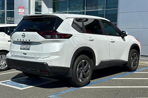 Everest White P 2025 Nissan Rogue SV