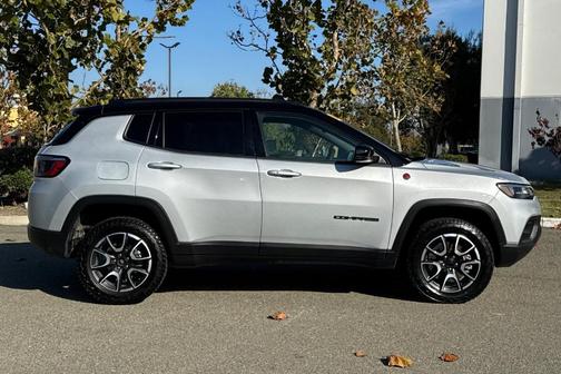 Silver Zynith 2024 Jeep Compass Trailhawk