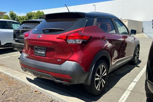 Cayenne Red / Super Black 2018 Nissan Kicks SR