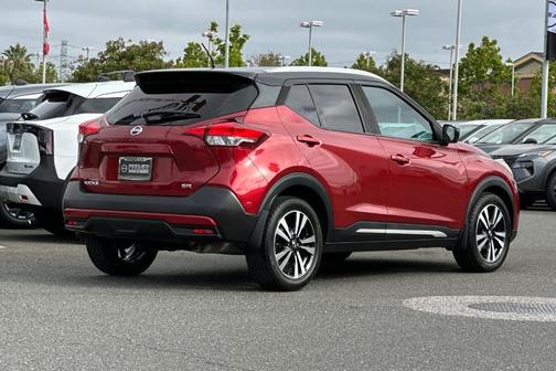 Cayenne Red / Super Black 2018 Nissan Kicks SR