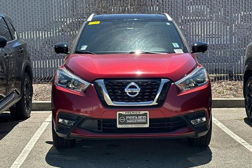 Cayenne Red / Super Black 2018 Nissan Kicks SR