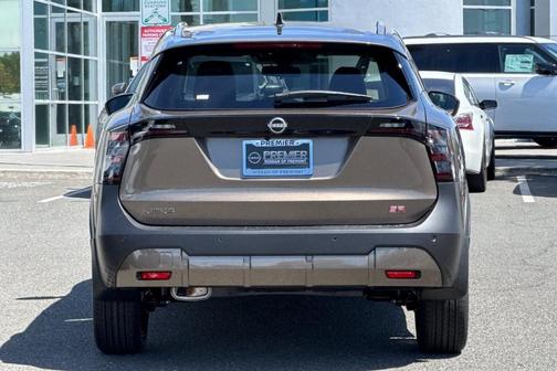 Canyon Bronze M 2026 Nissan Kicks SR
