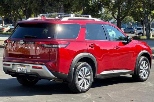 2022 Nissan Pathfinder SL