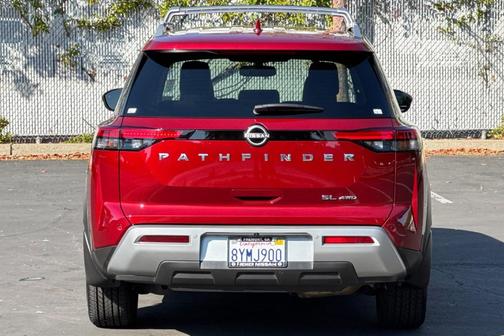 2022 Nissan Pathfinder SL
