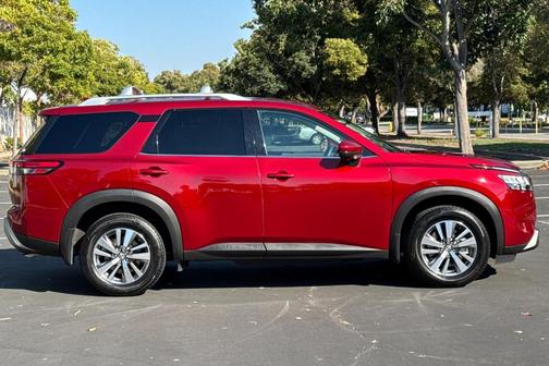 2022 Nissan Pathfinder SL