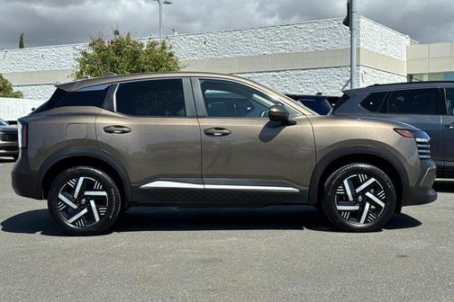 Canyon Bronze M 2025 Nissan Kicks SV