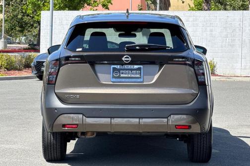 Canyon Bronze M 2025 Nissan Kicks SV