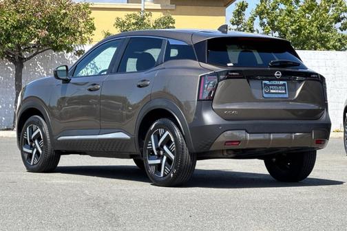 Canyon Bronze M 2025 Nissan Kicks SV