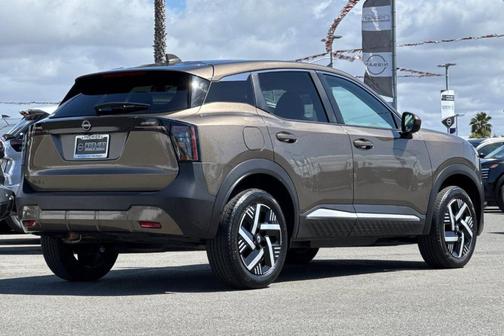 Canyon Bronze M 2025 Nissan Kicks SV