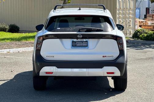 Aspen White Tri 2026 Nissan Kicks SR