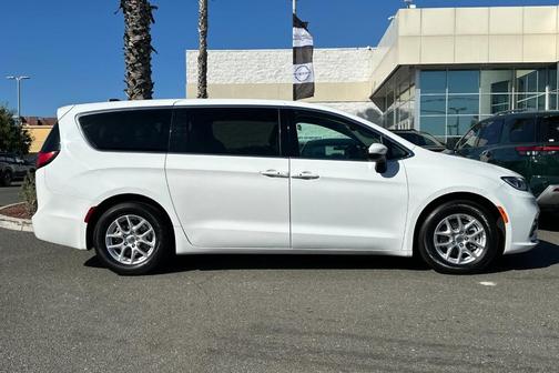 Bright White Clearcoat 2023 Chrysler Pacifica Touring-L