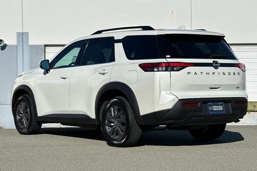 2024 Nissan Pathfinder SV