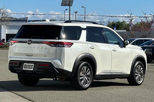 2024 Nissan Pathfinder SV