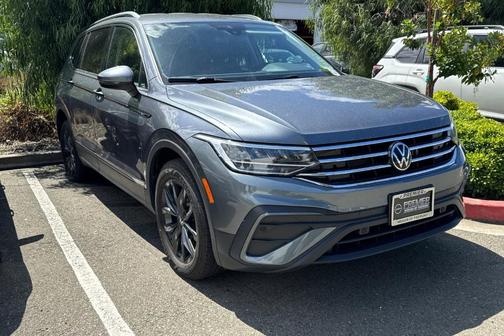 Platinum Gray Metallic 2024 Volkswagen Tiguan 2.0T SE