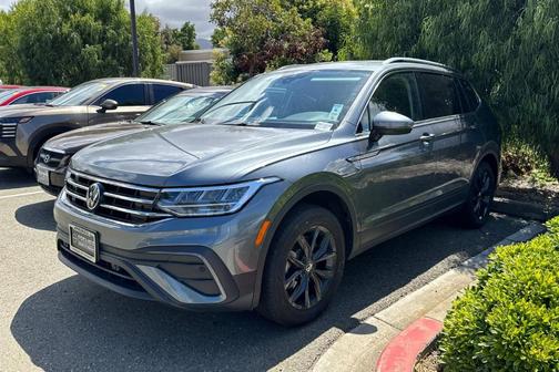 Platinum Gray Metallic 2024 Volkswagen Tiguan 2.0T SE
