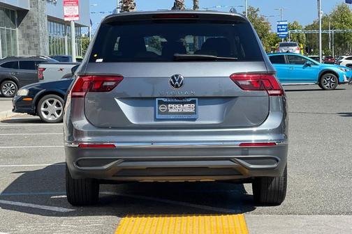 Platinum Gray Metallic 2024 Volkswagen Tiguan 2.0T SE