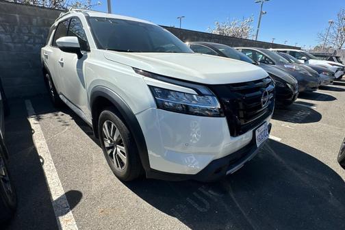 2023 Nissan Pathfinder SL