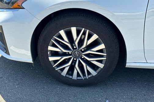 Glacier White 2025 Nissan Altima SV