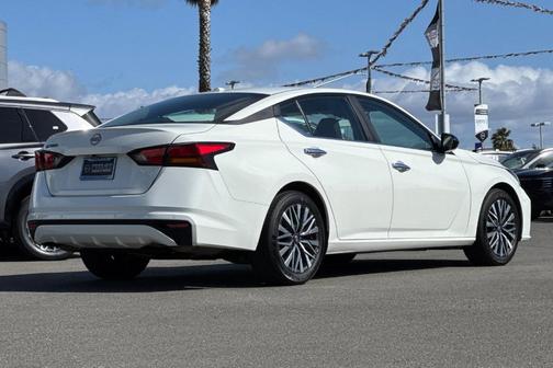 Glacier White 2025 Nissan Altima SV