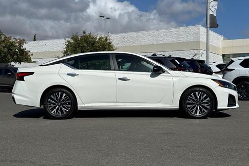 Glacier White 2025 Nissan Altima SV