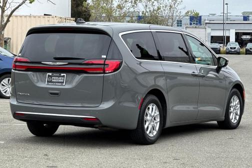 2023 Chrysler Pacifica Touring-L