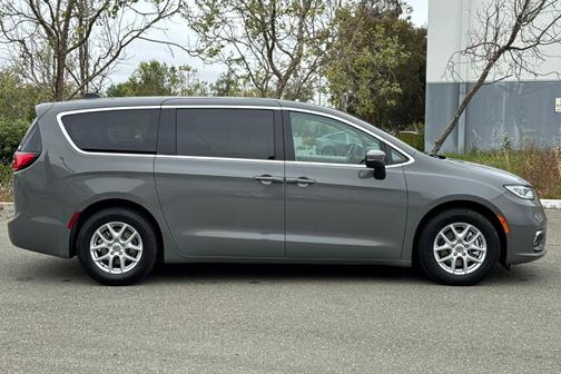 2023 Chrysler Pacifica Touring-L