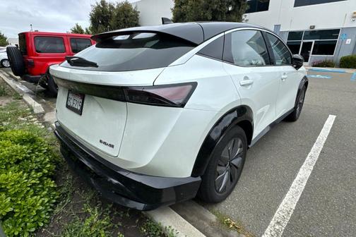 2 Tone White / Black Roof 2023 Nissan ARIYA ENGAGE