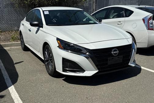 Glacier White 2025 Nissan Altima SV