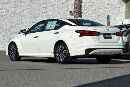 Glacier White 2025 Nissan Altima SV