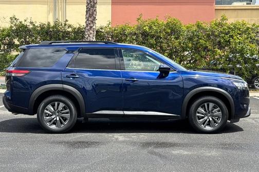 2022 Nissan Pathfinder SV
