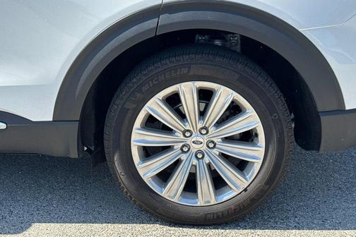 White Metallic 2023 Ford Explorer Limited